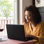 Femme utilisant un ordinateur