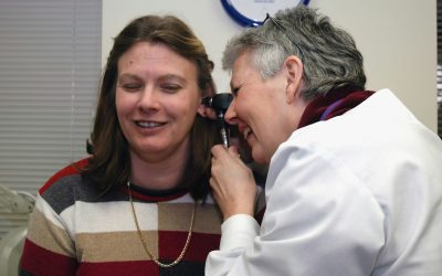 une femme parlant au téléphone portable à côté d'un homme