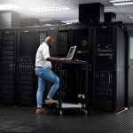 Un technicien configure un serveur de stockage NAS dans une salle informatique moderne