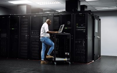 Un technicien configure un serveur de stockage NAS dans une salle informatique moderne