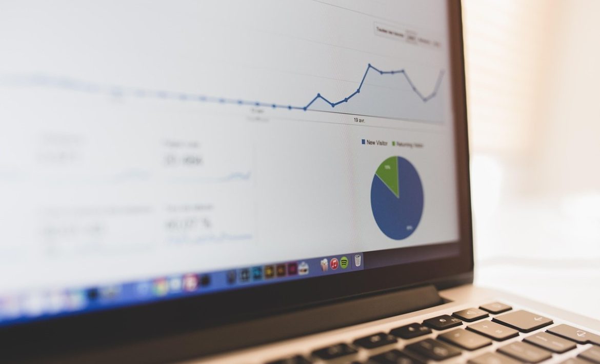 Graphiques et diagrammes sur un écran d'ordinateur avec clavier visible