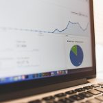 Graphiques et diagrammes sur un écran d'ordinateur avec clavier visible