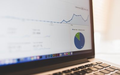 Graphiques et diagrammes sur un écran d'ordinateur avec clavier visible
