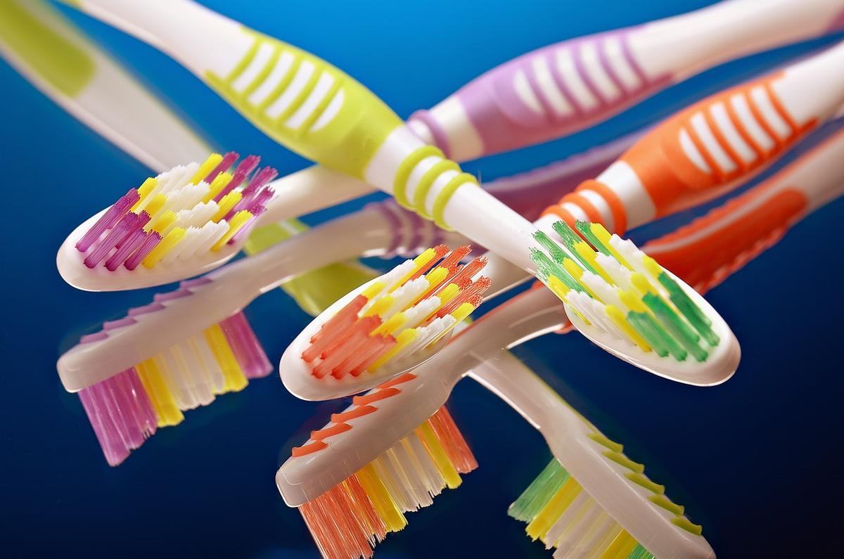 Présentoir de brosses à dents dans un magasin