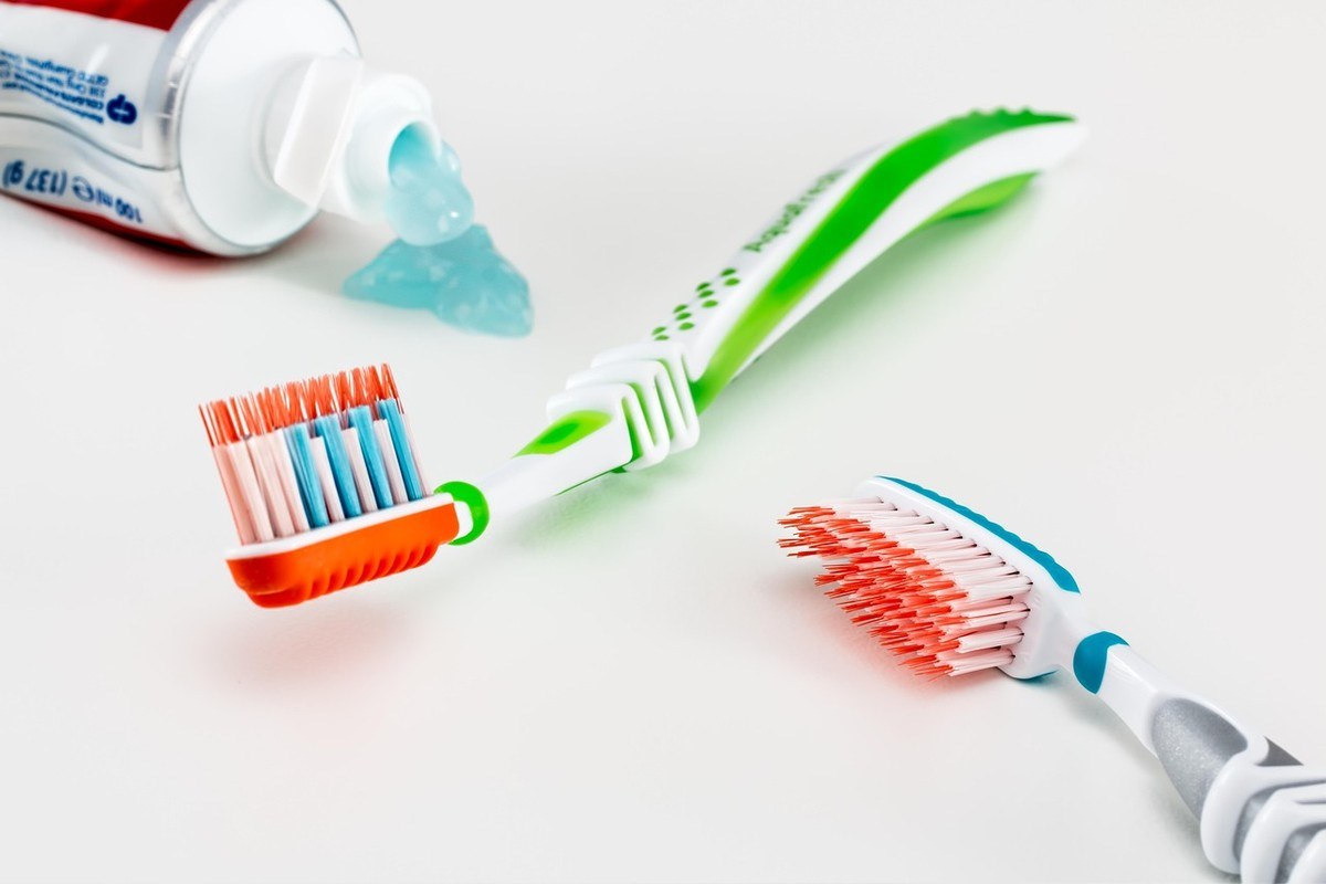 Brosse à dents usagée avec des poils effilochés dans un lavabo