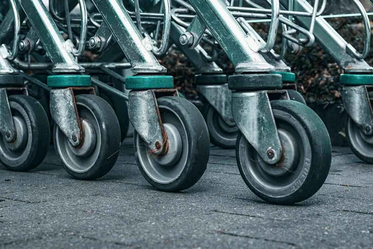 Roues de chariots d'épicerie alignés sur un trottoir